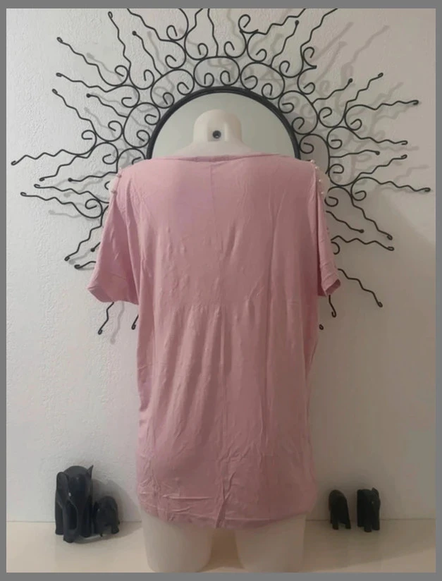 Camiseta rosa pastel con detalles de hombros descubiertos - Motivos de plumas con strass y perlas – photo 5